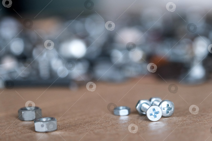 Скачать Крупный план металлических гаек и шайб, необходимого оборудования для ремонта, промышленной сборки, строительства и производства, используемого при монтаже и техническом обслуживании. фотосток Ozero