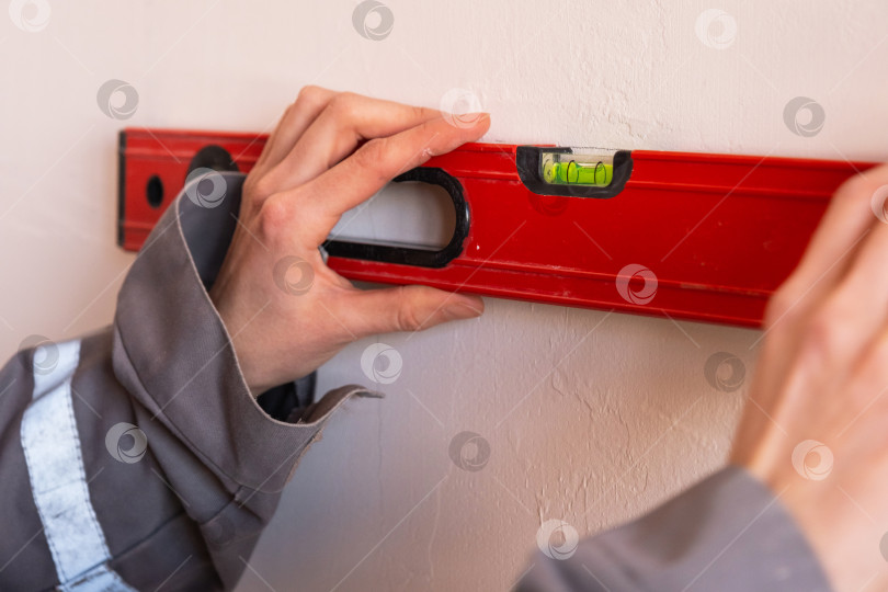 Скачать Разметка спиртовым уровнем для внутренних работ, точное нанесение линий, подготовка стен к монтажу, руководство по измерениям и выравниванию. фотосток Ozero