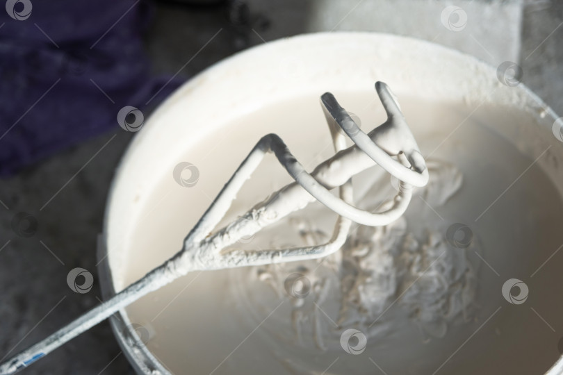 Скачать Контейнер со шпаклевочной смесью и лопастью миксера, для смешивания растворов для оштукатуривания, ремонта дома, ремонтных работ, оборудование для подготовки поверхности стен. фотосток Ozero