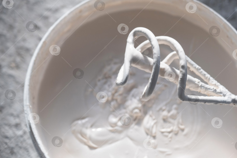 Скачать Штукатурная смесь с помощью дрели-миксера, приготовление шпаклевки для отделочных работ стен, строительства и ремонта, оборудование для равномерного нанесения и ремонта. фотосток Ozero