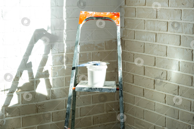 Скачать Покраска помещений, ведро с краской и лестница, подготовка стен к отделке, ремонт дома, материалы для обустройства дома, уход за поверхностями. фотосток Ozero