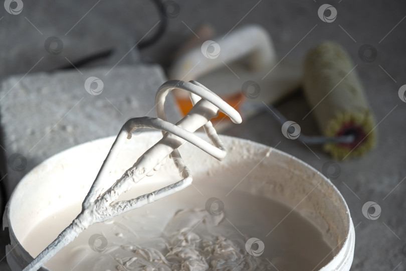 Скачать Электрический ручной инструмент для смешивания подготавливает штукатурный состав для выравнивания и ремонта стен, реконструкции зданий, профессиональной подготовки отделочных материалов. фотосток Ozero