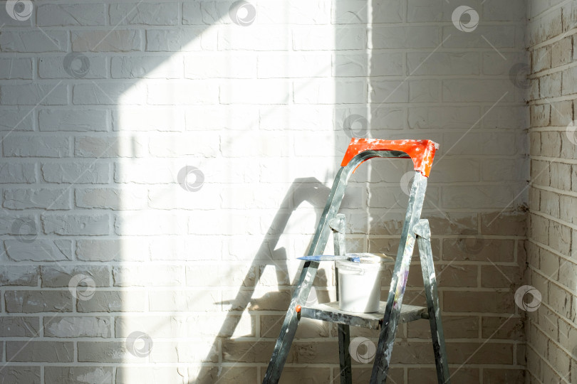 Скачать Ремонт внутренних стен, подготовка к покраске, стремянка, поставка краски, рабочее пространство для обустройства помещения и домашнего декора, строительная отделка. фотосток Ozero