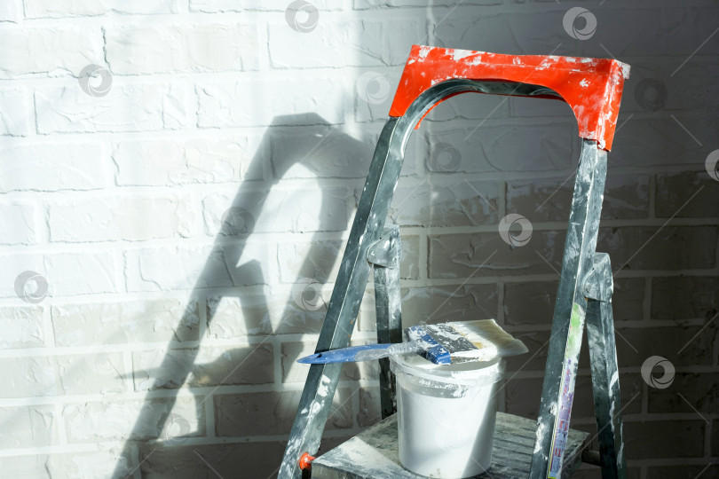 Скачать Процесс покраски стен, стремянка, поставка краски, инструменты для ремонта помещений, отделка дома, отделочные материалы, ремонтные работы в интерьере. фотосток Ozero