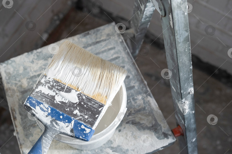 Скачать Кисть и ведро для рисования на стремянке, детали для покраски стен внутри помещений, ремонтных работ, обустройства дома и внутренней отделки, подготовки декора. фотосток Ozero