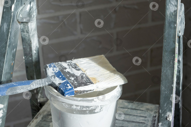 Скачать Стремянка с ведерком для краски и валиком, текущая покраска стен, внутренняя отделка, инструменты для ремонта дома, подготовка помещения к отделке, обработка поверхности. фотосток Ozero
