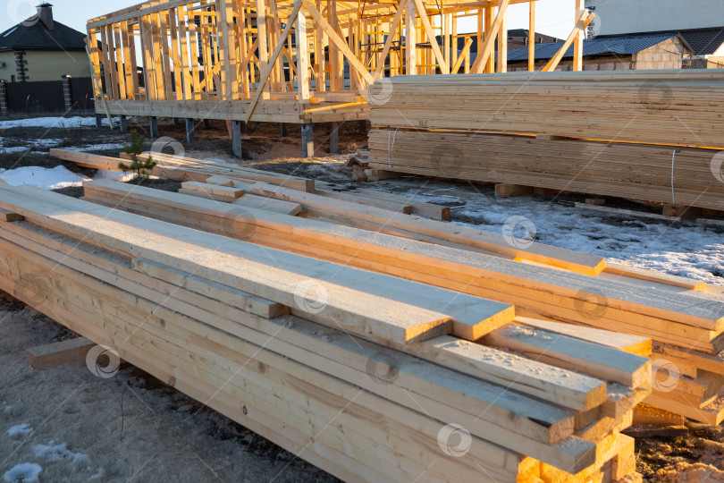 Скачать Деревянные балки, доски и элементы для строительства домов, хранения строительных материалов на стройплощадке, фундаментных работ, столярных работ, опорных деталей, подготовки деревянных каркасных конструкций. фотосток Ozero