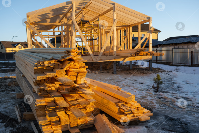 Скачать Поставка деревянных балок для каркаса дома, укладка материалов на строительной площадке, подготовка фундамента, деревянные опорные элементы, поставка столярных изделий, организация проекта. фотосток Ozero