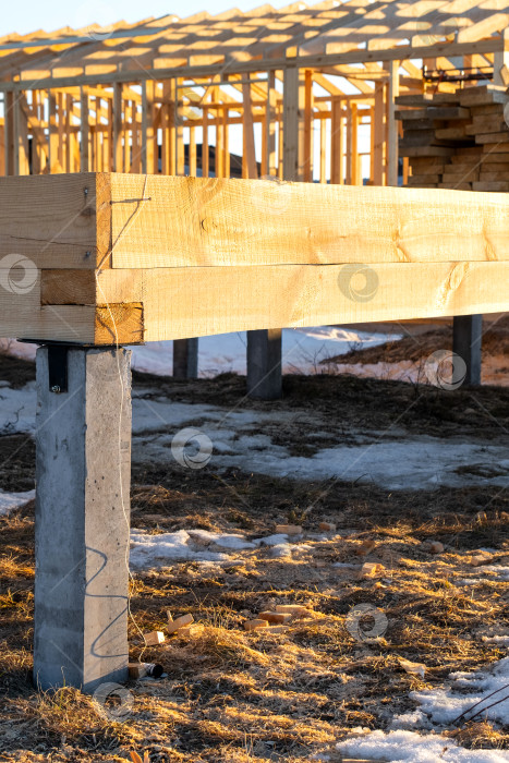 Скачать Оголовок винтовой сваи с деревянными балками, детали фундамента для каркасного дома, сборка площадки, монтаж платформы, плотницкие работы, несущие конструкции для будущего здания. фотосток Ozero