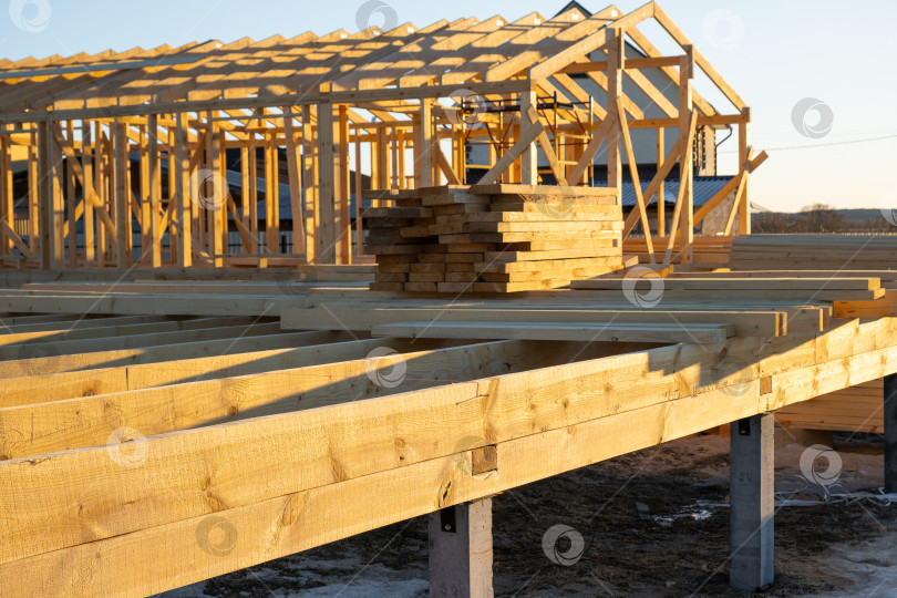 Скачать Деревянные балки, уложенные на фундамент каркаса дома, этап сборки, ход работ по опалубке, опорные детали, крепления, внешний каркас, зона строительства, застройка. фотосток Ozero