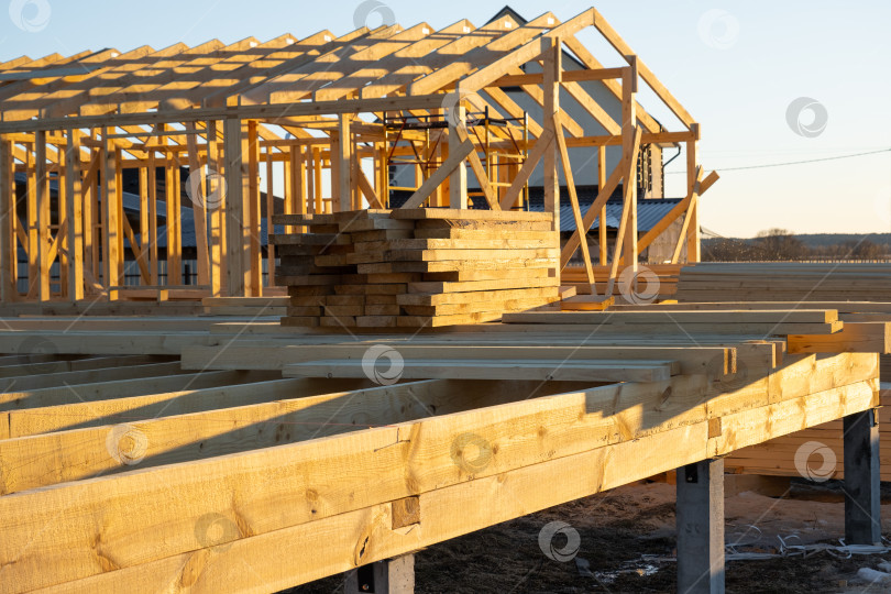 Скачать Деревянный каркасный дом, монтаж каркаса, монтаж в процессе, несущая конструкция, столярные работы, пиломатериалы, внешний проект, рабочее место, установка фундамента, командные работы. фотосток Ozero