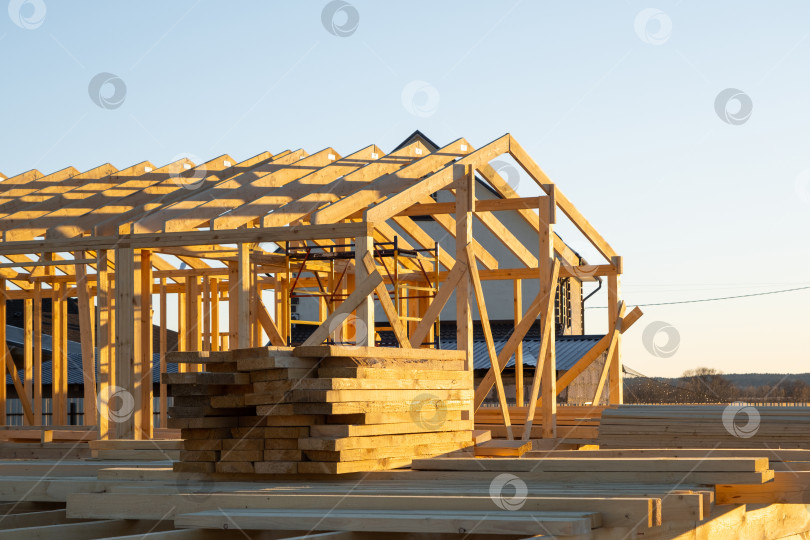 Скачать Строительство деревянного каркасного дома, монтаж бруса, сборка каркаса, крепления, поддержка фундамента, внешняя конструкция, ход работ на рабочем месте, монтаж бригадой, планирование. фотосток Ozero