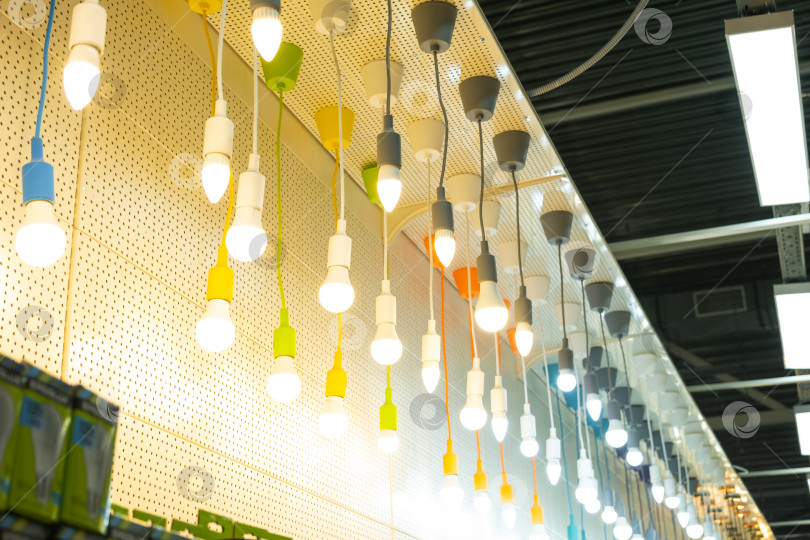 Скачать Лампочки в форме ретро на витрине магазина, декоративное винтажное освещение, стильная витрина магазина, декор интерьера, лампы в стиле Эдисона для создания уникальной атмосферы. фотосток Ozero