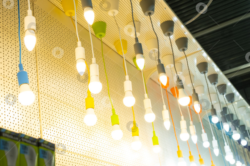Скачать Художественная экспозиция ретро-лампочек в магазине, декоративные винтажные стеклянные светильники, внутреннее освещение, креативный дизайн дома и магазина, стильная атмосфера. фотосток Ozero