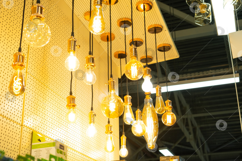 Скачать Ретро-лампы Эдисона на витрине, внутреннее освещение магазина, винтажные стеклянные светильники, декоративная установка на потолке, креативное дизайнерское решение для создания стильной атмосферы. фотосток Ozero