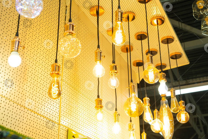Скачать Группа лампочек винтажной формы, декоративное освещение магазина, художественные ретро-светильники, дизайн витрин магазинов, креативная композиция потолочных светильников, модные акценты для дома. фотосток Ozero