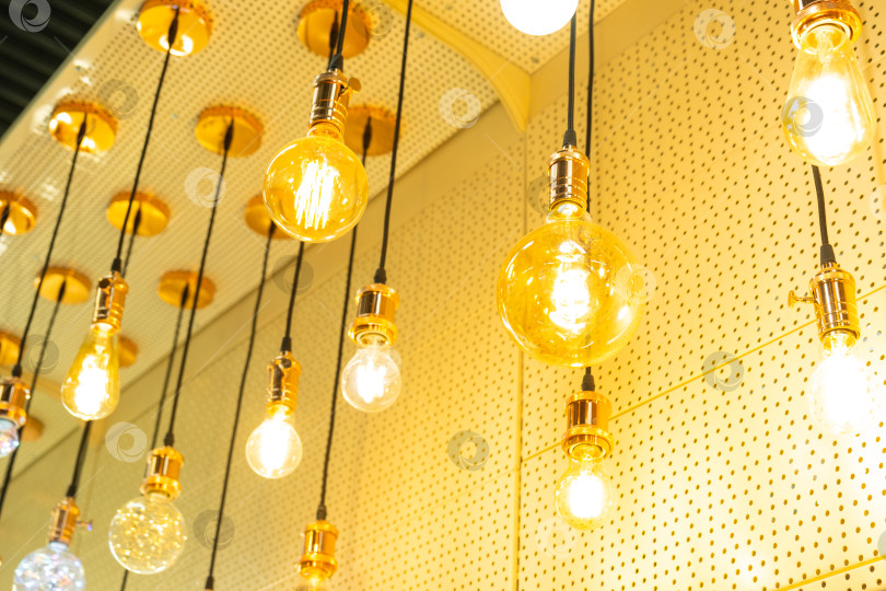 Скачать Расположение ретро-лампочек Эдисона, дизайнерское потолочное освещение в магазине, винтажный декор ламп накаливания, современная витрина магазина, акцент на внутреннем освещении. фотосток Ozero