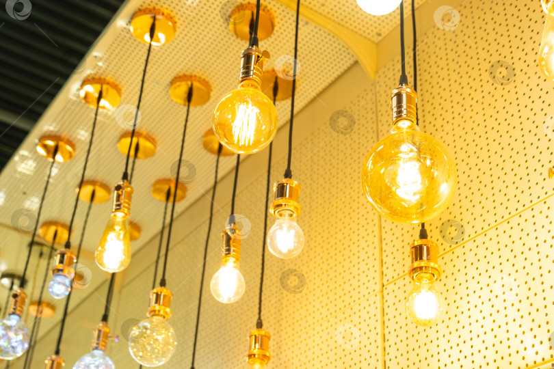 Скачать Витрина ретро-стеклянных светильников, лампочки винтажной формы, внутреннее освещение магазина, дизайнерская подсветка витрин, креативный домашний декор, трендовый акцент на потолке. фотосток Ozero