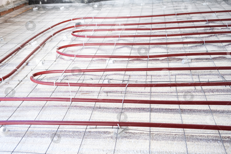 Скачать Монтаж трубопроводов теплого пола, сети теплых полов, трубопроводов теплой воды для нового здания, обустройство дома, современная система энергосбережения, ремонтные работы. фотосток Ozero