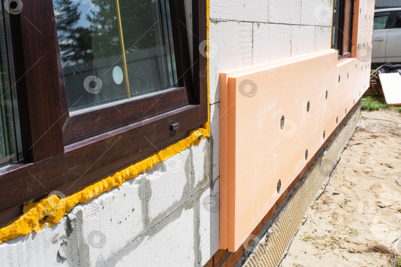 Скачать Пенопластовая изоляция для наружной отделки домов, термическая модернизация фасадов, монтаж на стены, строительство, реновация, нанесение клея, водонепроницаемая облицовка, энергосбережение. фотосток Ozero