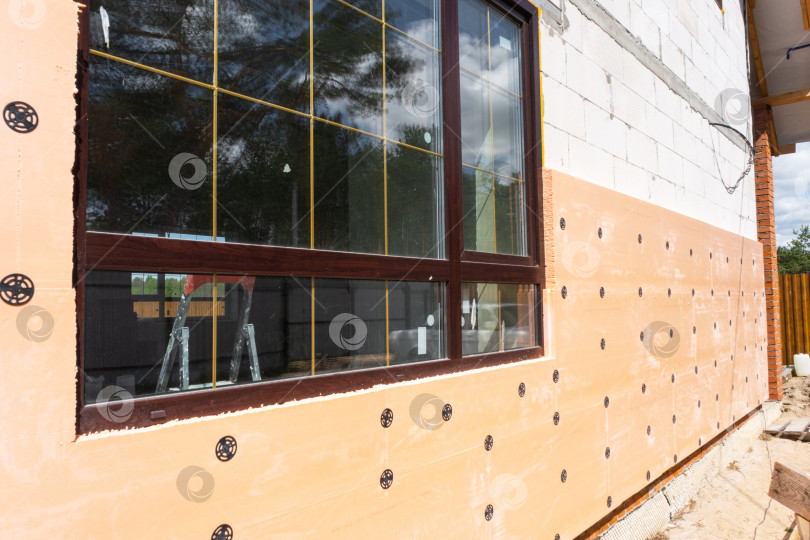 Скачать Монтаж пенополистирольных панелей, теплозащита фасадных стен, монтажная система, строительный проект, благоустройство наружных стен и энергоэффективность. фотосток Ozero