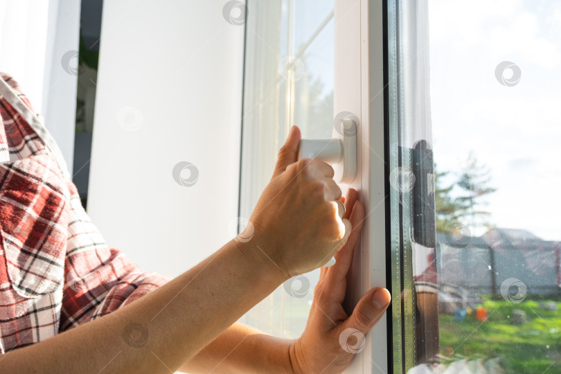Скачать Открывание окон в домашних условиях с ручным управлением обеспечивает качественную установку, предотвращение сквозняков, регулирование комфорта, установку и обслуживание окон, улучшенную акустику. фотосток Ozero