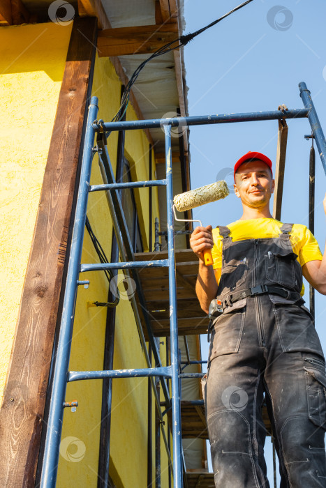 Скачать Мастер на все руки с высокими лесами и роликом, покраска стен дома, ремонт, выезд к клиенту, ремонт и техническое обслуживание, профессиональный набор инструментов, наружные работы. фотосток Ozero