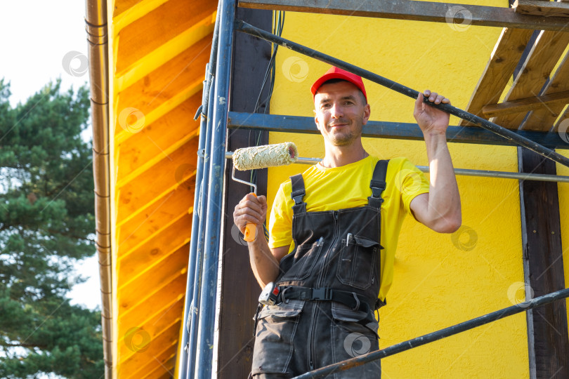 Скачать Портрет строителя на строительных лесах, проведение масштабных работ, строительство дома, ремонт дома, частный бизнес, "сделай сам", инструменты, внешние проекты, визит эксперта. фотосток Ozero