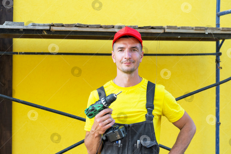 Скачать Портрет частного застройщика с электроприводом, дом для самостоятельного строительства, ремонт на дому у мастера, профессиональный набор инструментов, обслуживание клиентов на дому, строительные работы. фотосток Ozero