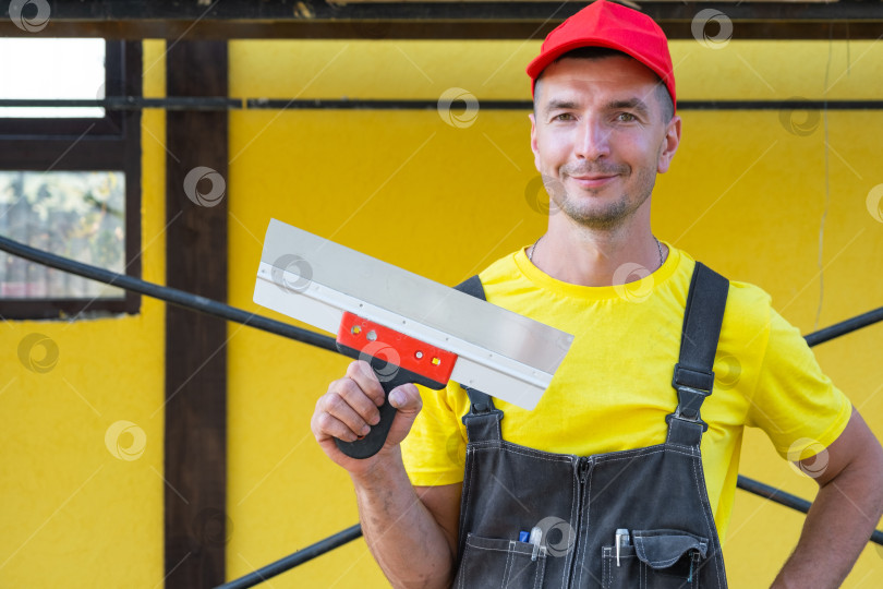 Скачать Частный строитель с мастерком, ремонт фасадов, услуги разнорабочего на дому, строительные инструменты, обустройство дома, навыки самостоятельной работы, реставрация стен, консультации. фотосток Ozero