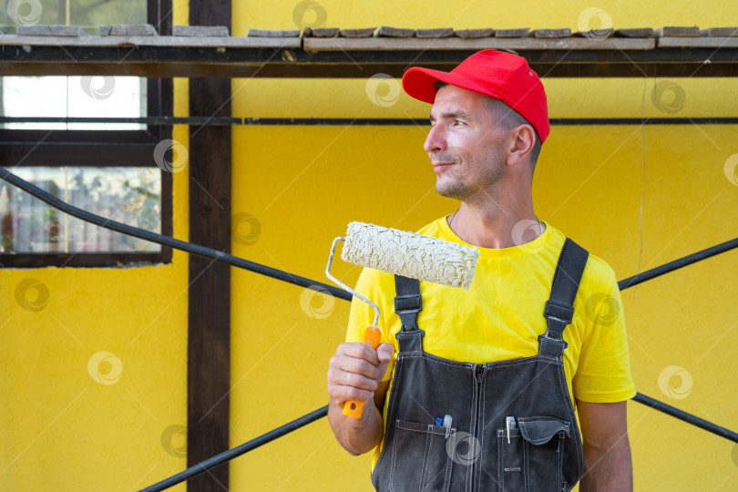 Скачать Портрет мастера на все руки, желтая рубашка, шпатель в руке, штукатурные работы, ремонт своими руками, частный бизнес, набор инструментов для ремонта дома, консультации специалистов. фотосток Ozero