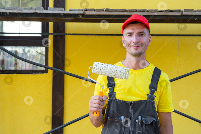 Скачать Портрет строителя с малярным валиком, покраска на дому, ремонт на дому, услуги разнорабочего, частный ремонтный бизнес, набор оборудования "сделай сам", благоустройство стен. фотосток Ozero