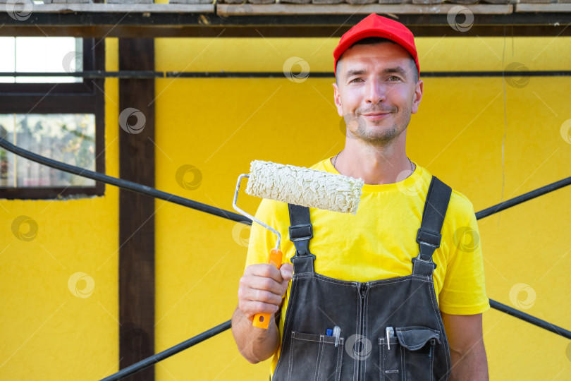 Скачать Мастер на все руки с малярным валиком, готовый к покраске дома, ремонту стен, частному бизнесу, набору инструментов, самостоятельным решениям, мастерству на месте заказчика. фотосток Ozero