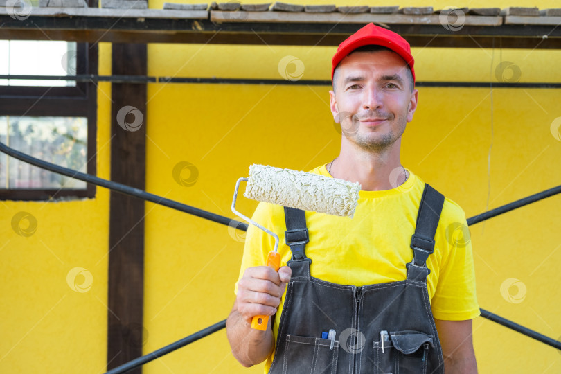 Скачать Молодой мастер с малярным валиком, ремонт на дому, покраска стен, частный бизнес своими руками, набор инструментов, визит мастера на все руки, консультация клиента по обустройству дома. фотосток Ozero