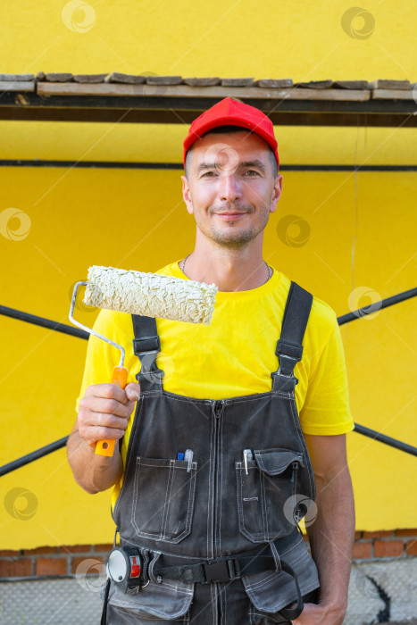 Скачать Мастер-портретист с малярным валиком, готовый к покраске на дому, проект ремонта на дому, частный бизнес по благоустройству, набор инструментов, консультация специалиста, отделочные работы. фотосток Ozero