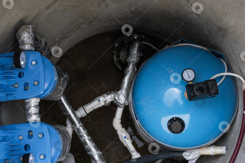 Скачать Современная система водозабора: гидропневматический резервуар, фильтрующее оборудование, водопроводные линии, насос, система подачи воды большой емкости, решение для бытовых подземных вод. фотосток Ozero