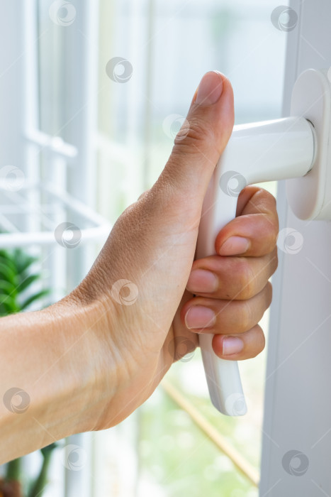 Скачать Оконная ручка из ПВХ для открывания и закрывания створки, простая регулировка шумоизоляционной фурнитуры, установка для обеспечения безопасности, защиты, сквозняка и комфорта. фотосток Ozero