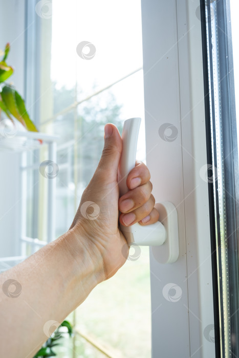 Скачать Пластиковая оконная ручка, установленная для режима проветривания, герметичное двойное остекление улучшает качество воздуха, защиту от шума и сквозняков, оконный бизнес, городской комфорт. фотосток Ozero