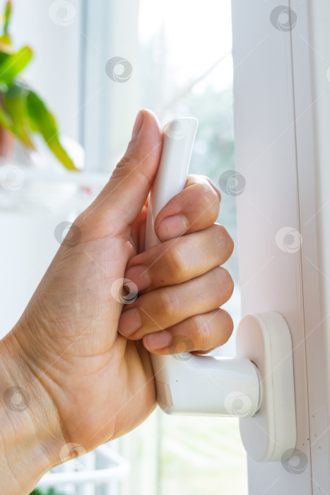 Скачать Поворотная оконная ручка для летней вентиляции, качественная фурнитура, простота в эксплуатации, энергоэффективность, звукоизоляция и профессиональный монтаж. фотосток Ozero