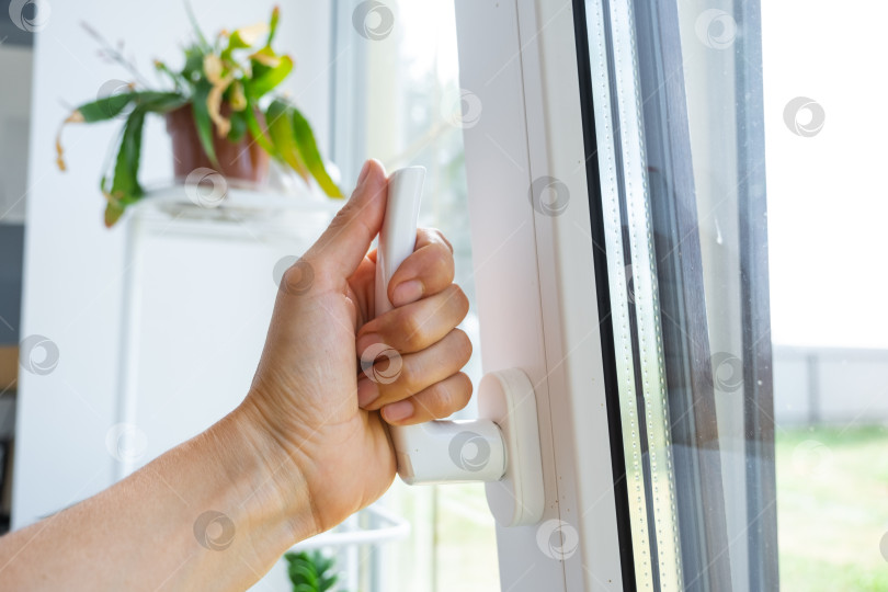 Скачать Пластиковое приоткрытое окно для микровентиляции, защитная ручка, защита от сквозняка, свежий воздух, звукоизоляция, надежная фурнитура, качественный монтаж. фотосток Ozero