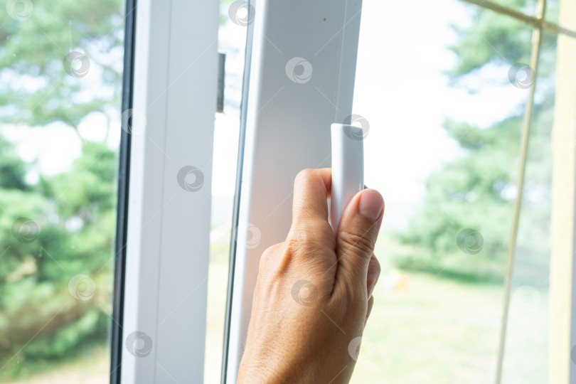 Скачать Регулируемый проем окна из ПВХ для оптимальной вентиляции, энергосберегающие двойные стеклопакеты, стильная фурнитура, профессиональная установка окон. фотосток Ozero