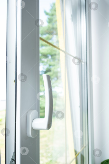 Скачать Надежная оконная ручка из ПВХ для плавного открывания и запирания, высокоточная фурнитура, защита от сквозняка и шума, преимущества стеклопакетов, профессиональный монтаж. фотосток Ozero