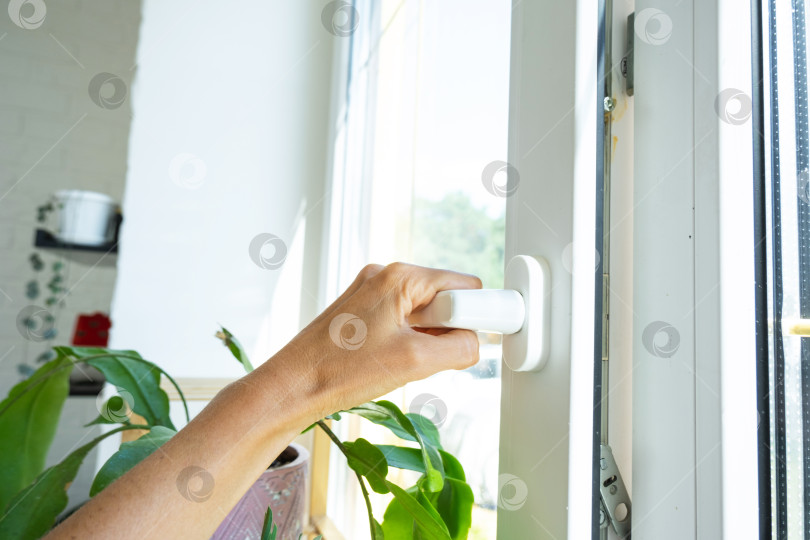 Скачать Профессиональная регулировка оконной фурнитуры для плавного открывания и улучшения проветривания, предотвращение сквозняков, фирменное двойное остекление и установка на бизнес-уровне. фотосток Ozero