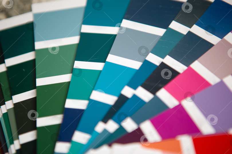 Скачать Выбор цветовой палитры для ремонта дома, синих и зеленых оттенков, выбор цветовых сочетаний краски, планирование декора, карта образцов интерьера. фотосток Ozero
