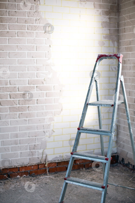 Скачать Ремонтируемая комната со стремянкой, отделка стен, подготовка к штукатурке и покраске, обустройство дома, строительство внутренних помещений и проект реконструкции интерьера. фотосток Ozero