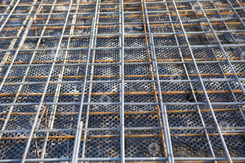 Скачать Фундаментная сетка из металлической арматуры для заливки бетона, стальной каркас, крепление основания для плитных и ленточных фундаментов, подготовка к строительству. фотосток Ozero