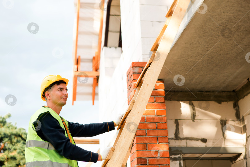 Скачать Рабочий чинит деревянную доску, строительные работы, техническая поддержка, съемка местоположения, надежное крепление, строительный проект, командная работа, жилищное строительство, ремонтные работы. фотосток Ozero