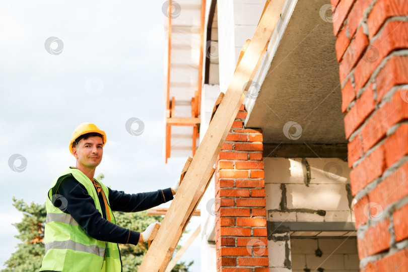 Скачать Застройщик обеспечивает установку кровельных балок, безопасность строительной площадки, кладку стен, поддержку каркаса, командную работу, ход реализации проекта, стабилизацию конструкции, надзор за проектом. фотосток Ozero