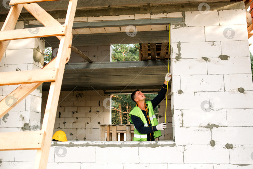 Скачать Застройщик оценивает проем, размеры окон или дверей, планировку кирпичных стен, строительную проверку, организацию проекта, ремонт, планирование, этапы строительства. фотосток Ozero