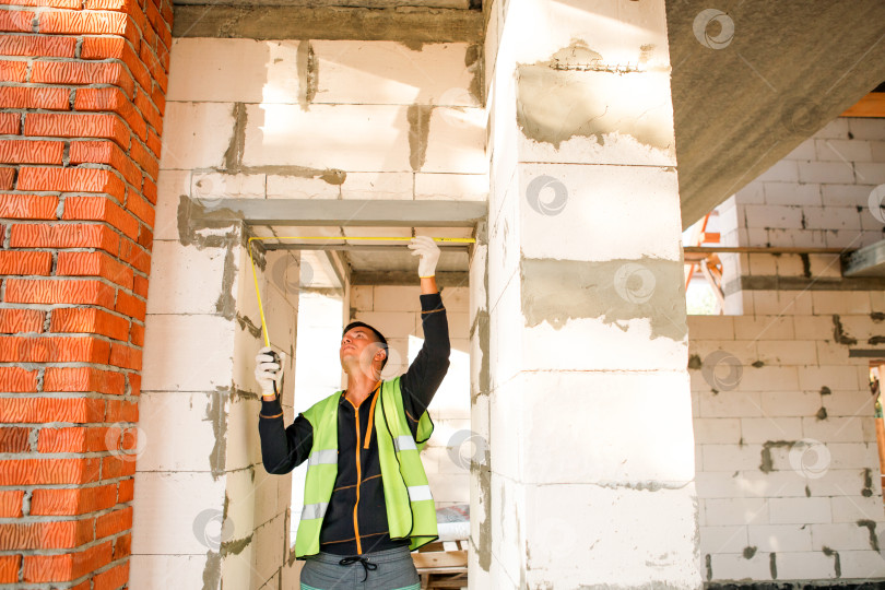 Скачать Застройщик закрепляет стык, устанавливает опоры, проверяет установку каркаса стены, работу на стройплощадке, авторский надзор, командную работу, технические решения, благоустройство, строительство дома, монтаж. фотосток Ozero